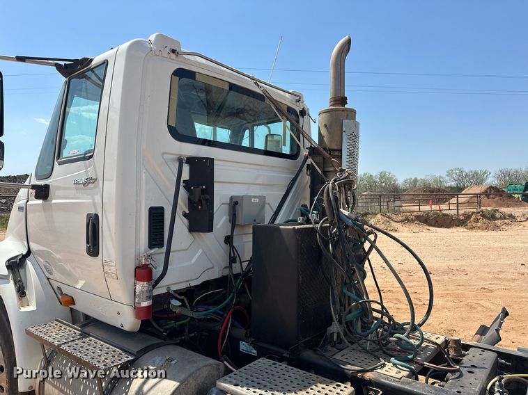 image for item EJ8633 2013 International  8600 semi truck