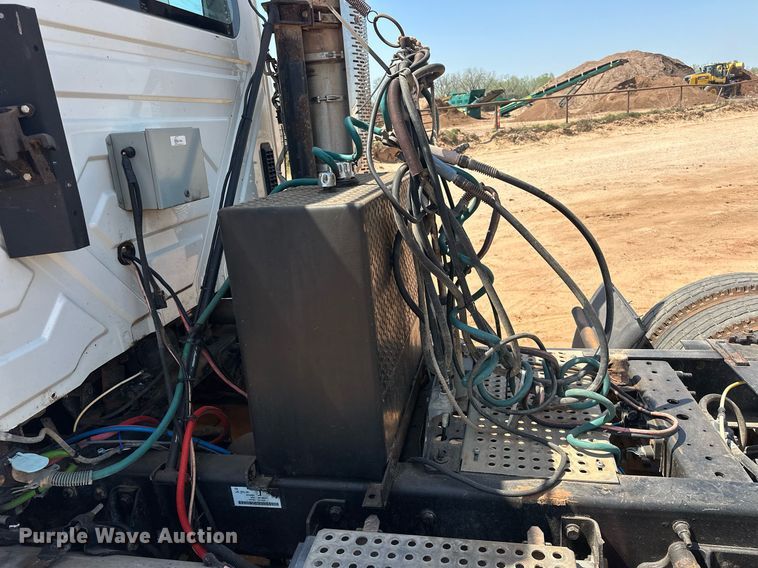 image for item EJ8633 2013 International  8600 semi truck