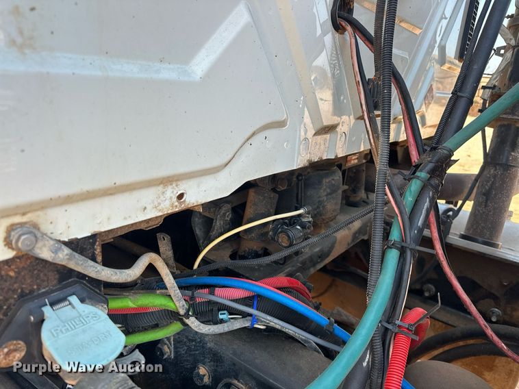 image for item EJ8633 2013 International  8600 semi truck