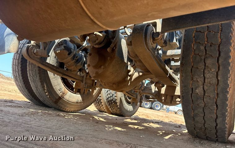 image for item EJ8633 2013 International  8600 semi truck