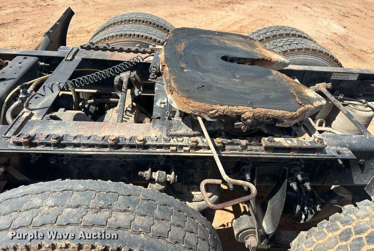 image for item EJ8633 2013 International  8600 semi truck