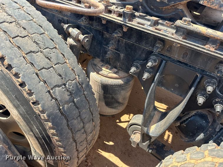 image for item EJ8633 2013 International  8600 semi truck