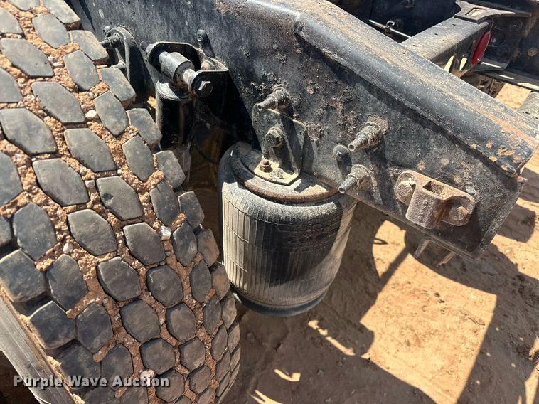 image for item EJ8633 2013 International  8600 semi truck