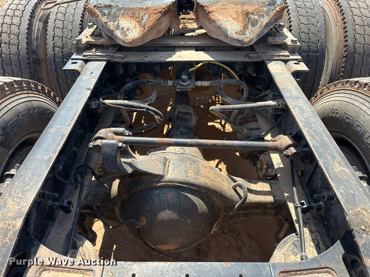 image for item EJ8633 2013 International  8600 semi truck