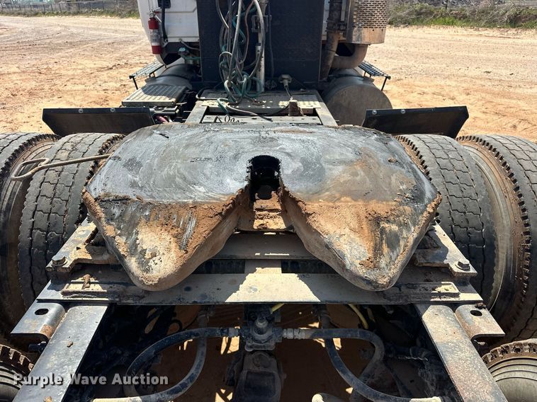 image for item EJ8633 2013 International  8600 semi truck