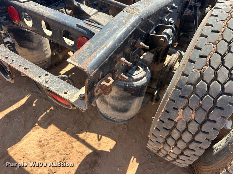 image for item EJ8633 2013 International  8600 semi truck