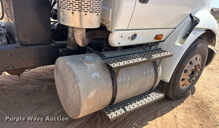 image for item EJ8633 2013 International  8600 semi truck