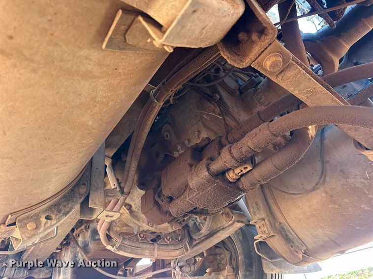 image for item EJ8633 2013 International  8600 semi truck