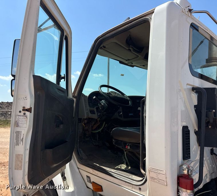 image for item EJ8633 2013 International  8600 semi truck