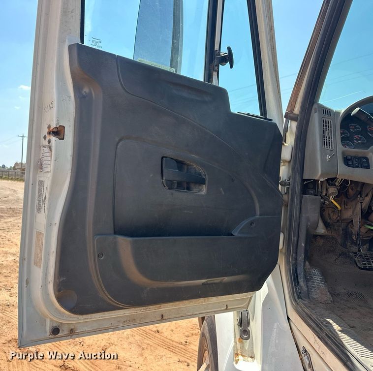 image for item EJ8633 2013 International  8600 semi truck