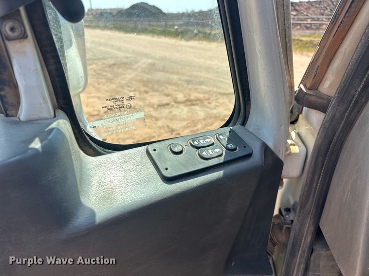 image for item EJ8633 2013 International  8600 semi truck