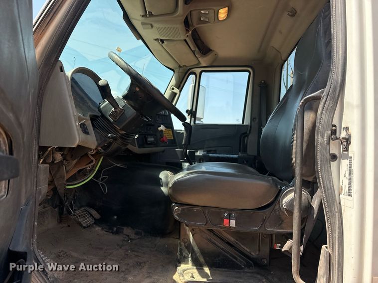 image for item EJ8633 2013 International  8600 semi truck