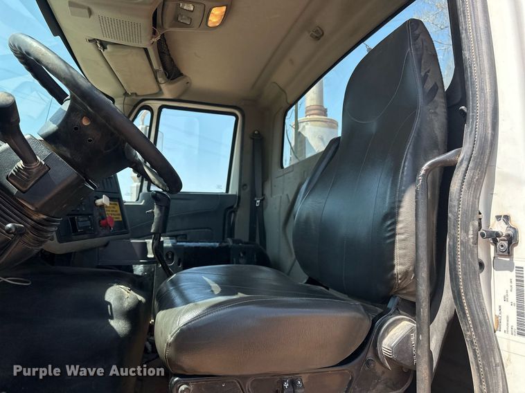 image for item EJ8633 2013 International  8600 semi truck