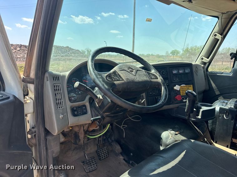 image for item EJ8633 2013 International  8600 semi truck