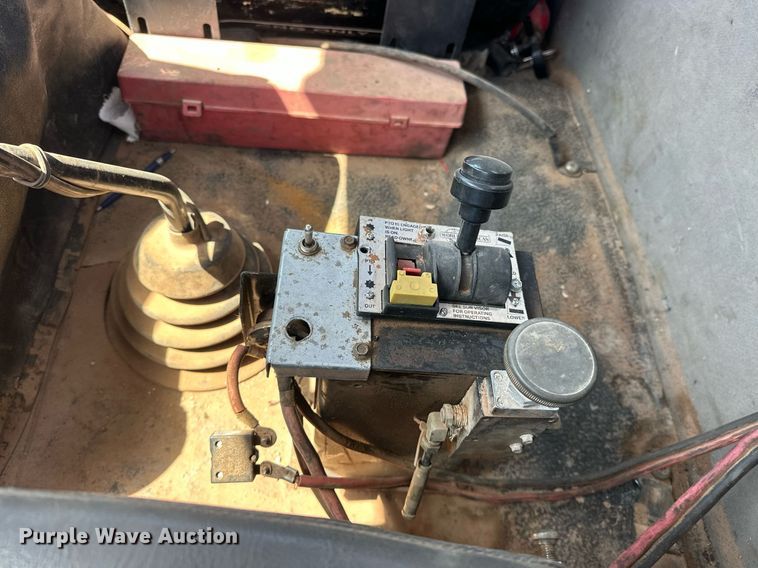 image for item EJ8633 2013 International  8600 semi truck