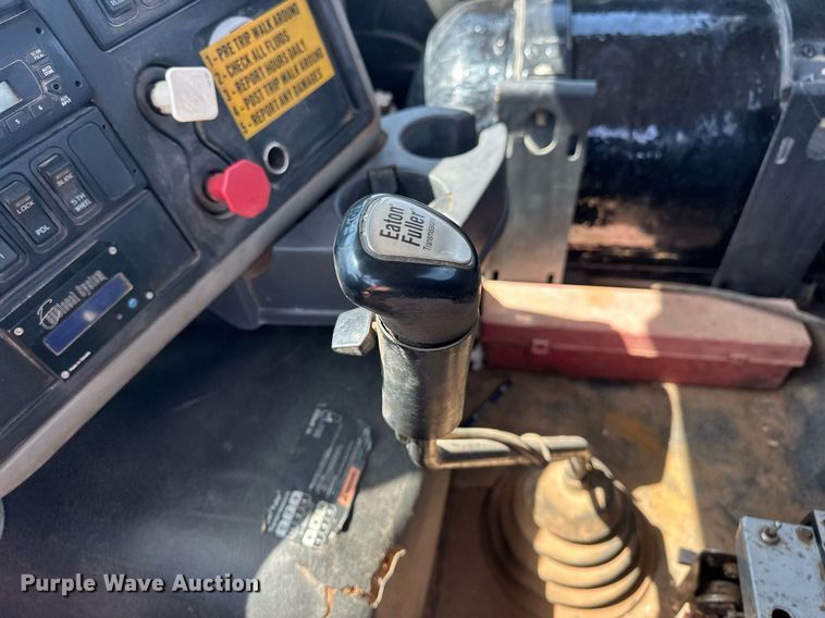 image for item EJ8633 2013 International  8600 semi truck