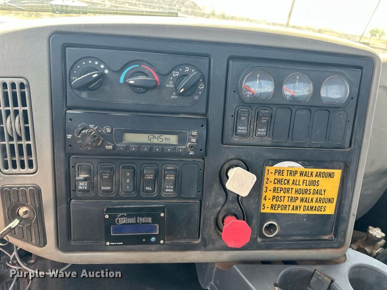 image for item EJ8633 2013 International  8600 semi truck