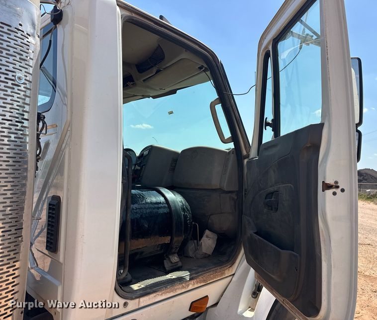 image for item EJ8633 2013 International  8600 semi truck