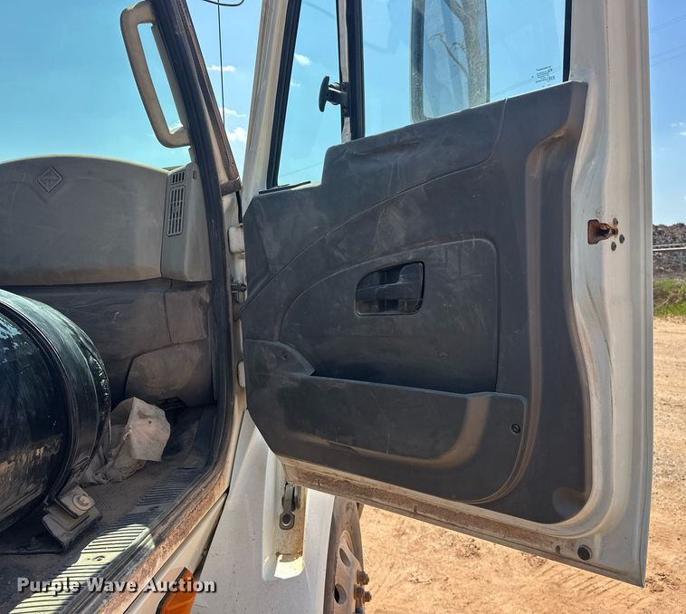 image for item EJ8633 2013 International  8600 semi truck