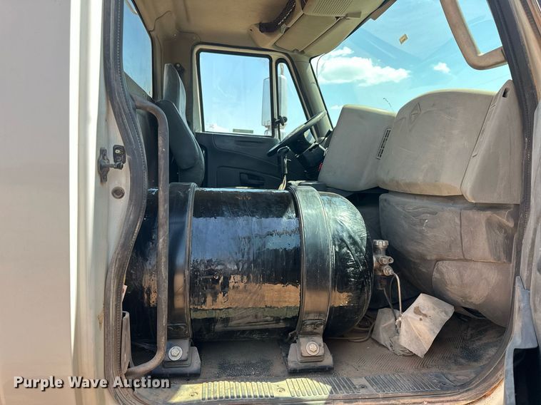 image for item EJ8633 2013 International  8600 semi truck