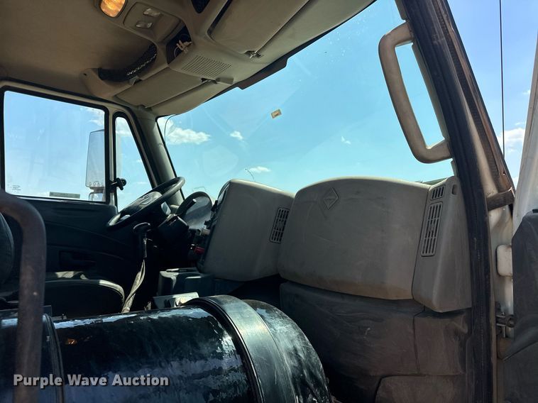 image for item EJ8633 2013 International  8600 semi truck