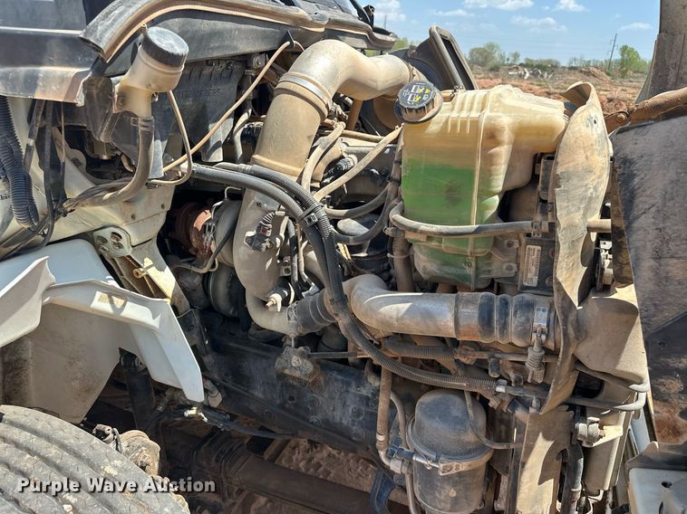 image for item EJ8633 2013 International  8600 semi truck