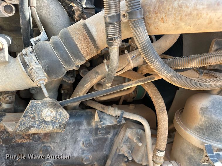 image for item EJ8633 2013 International  8600 semi truck