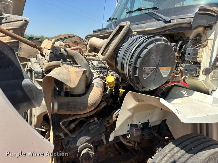 image for item EJ8633 2013 International  8600 semi truck