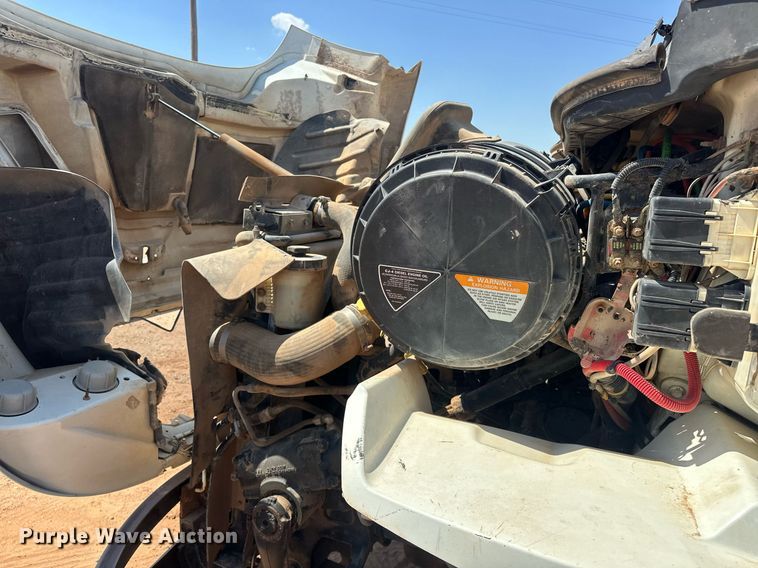 image for item EJ8633 2013 International  8600 semi truck