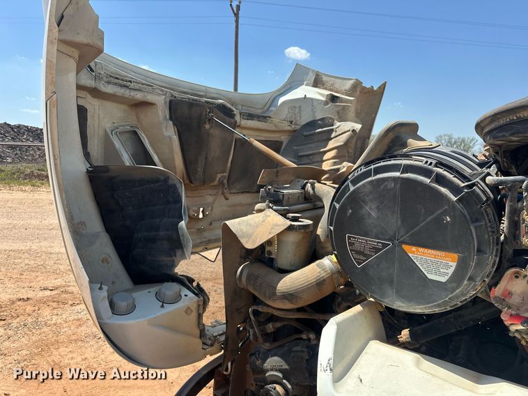 image for item EJ8633 2013 International  8600 semi truck