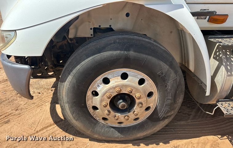 image for item EJ8633 2013 International  8600 semi truck