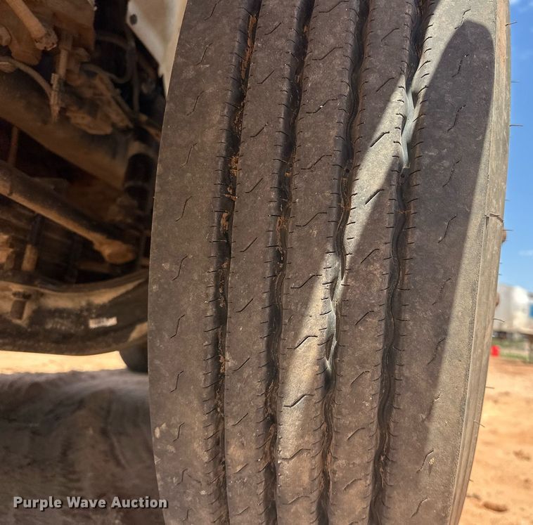 image for item EJ8633 2013 International  8600 semi truck