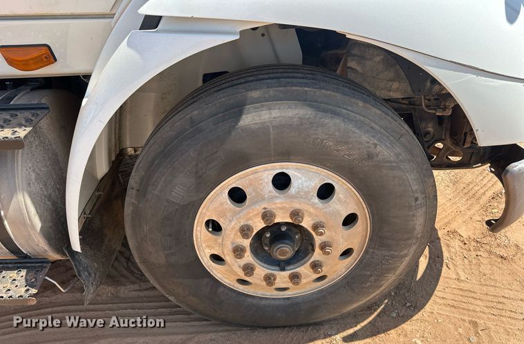 image for item EJ8633 2013 International  8600 semi truck