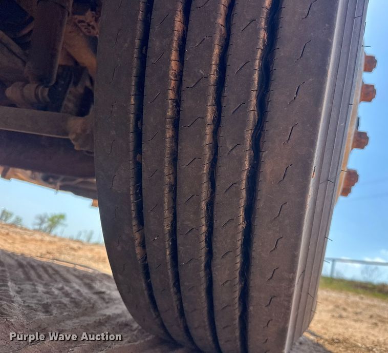 image for item EJ8633 2013 International  8600 semi truck