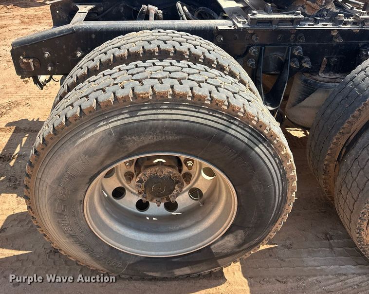 image for item EJ8633 2013 International  8600 semi truck