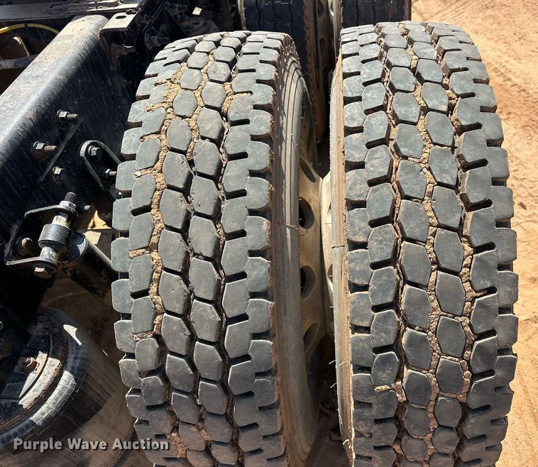 image for item EJ8633 2013 International  8600 semi truck