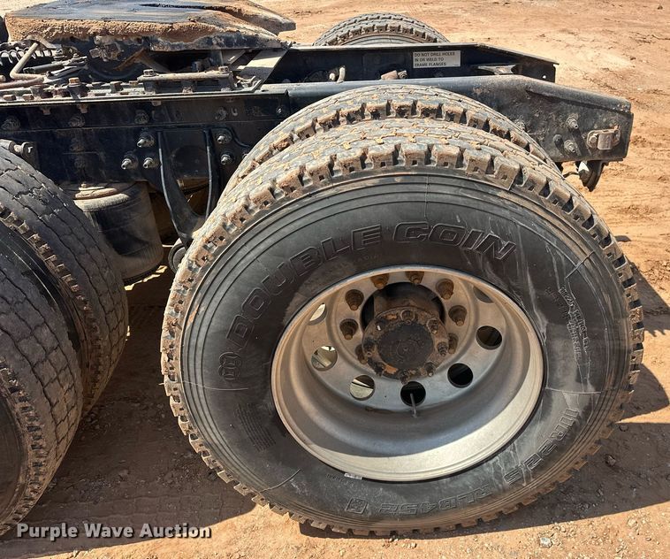 image for item EJ8633 2013 International  8600 semi truck