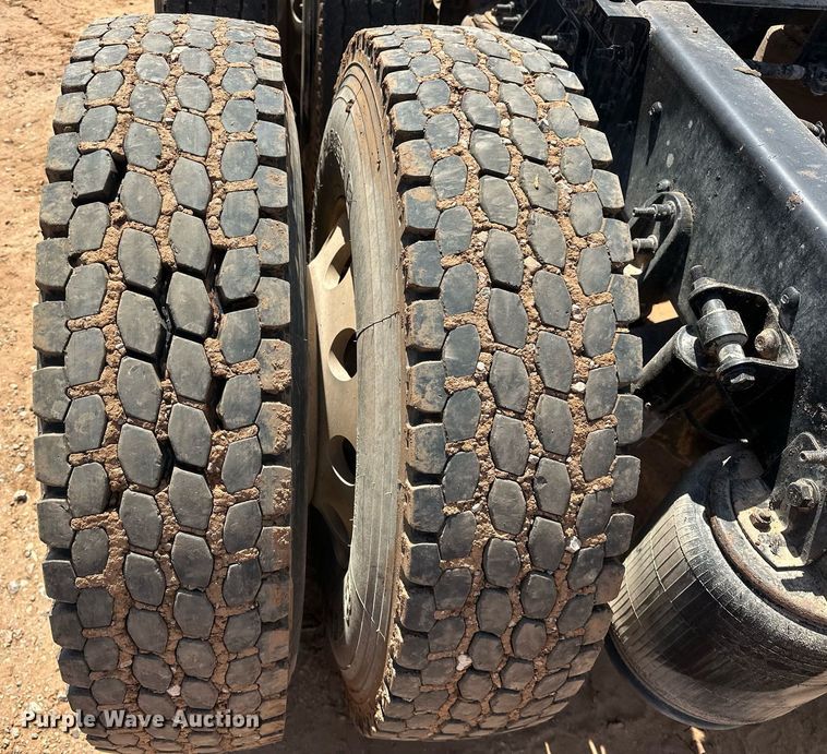 image for item EJ8633 2013 International  8600 semi truck