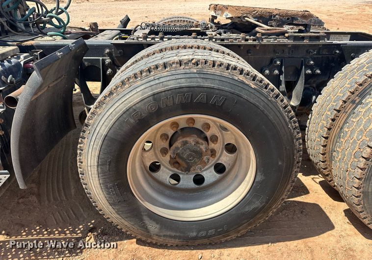 image for item EJ8633 2013 International  8600 semi truck