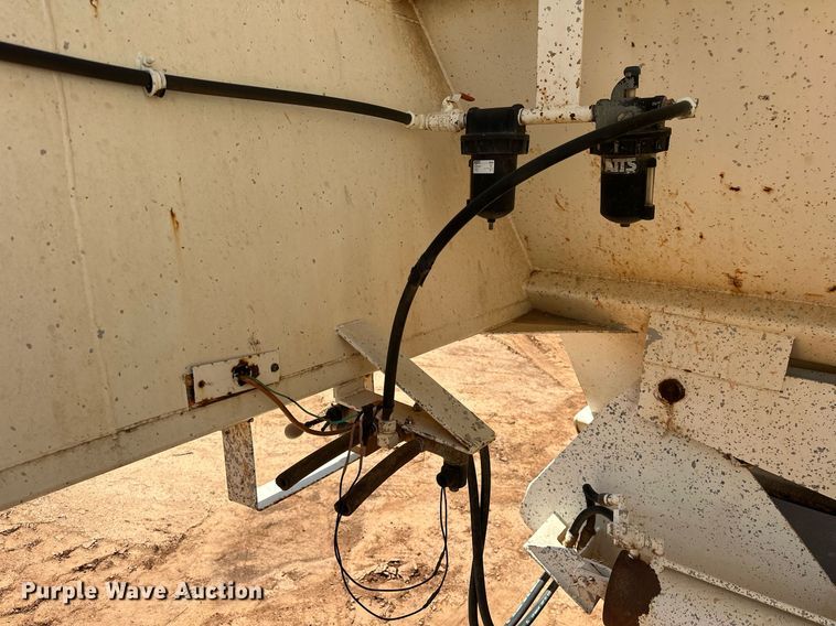 image for item EJ8634 1999 Corn Belt  S-4202 bottom dump trailer