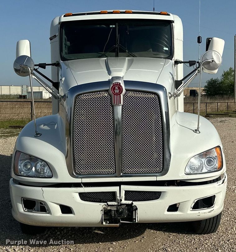 image for item EJ8661 2013 Kenworth T660 semi truck