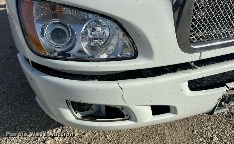 image for item EJ8661 2013 Kenworth T660 semi truck