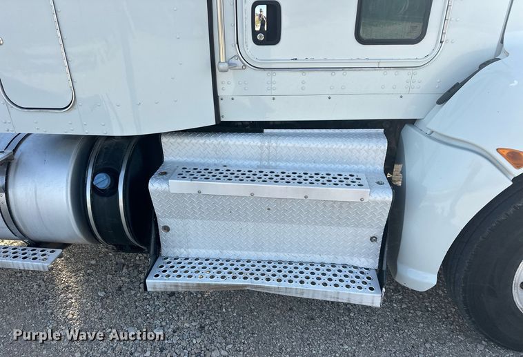 image for item EJ8661 2013 Kenworth T660 semi truck