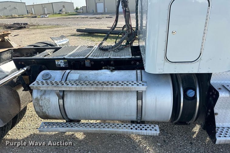 image for item EJ8661 2013 Kenworth T660 semi truck