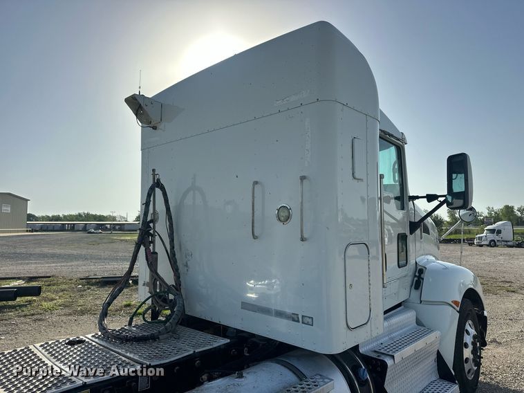 image for item EJ8661 2013 Kenworth T660 semi truck