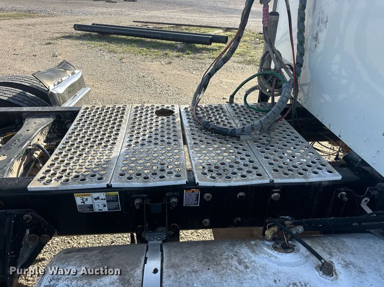 image for item EJ8661 2013 Kenworth T660 semi truck