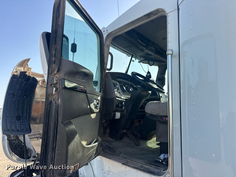 image for item EJ8661 2013 Kenworth T660 semi truck