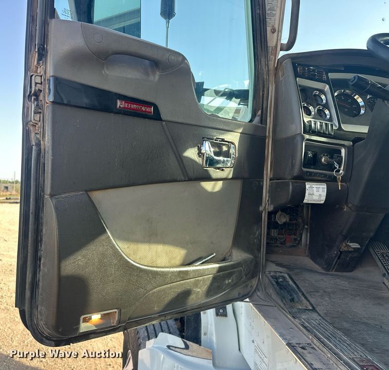 image for item EJ8661 2013 Kenworth T660 semi truck