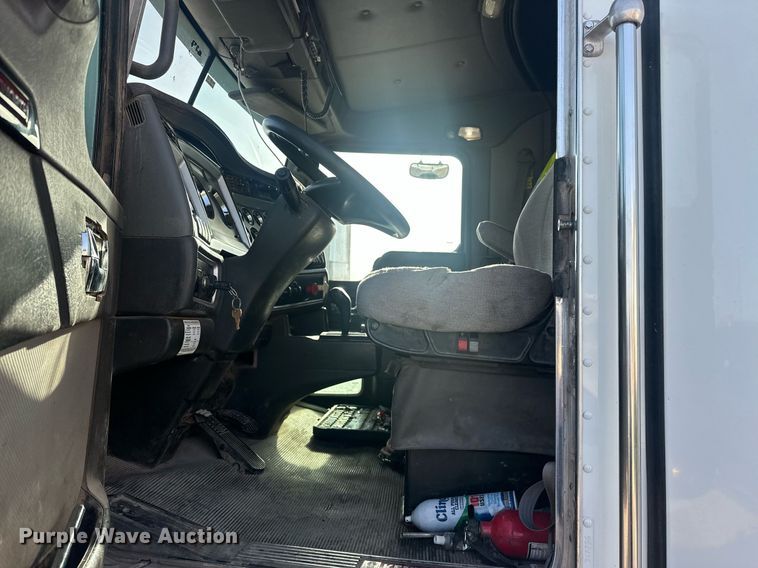 image for item EJ8661 2013 Kenworth T660 semi truck