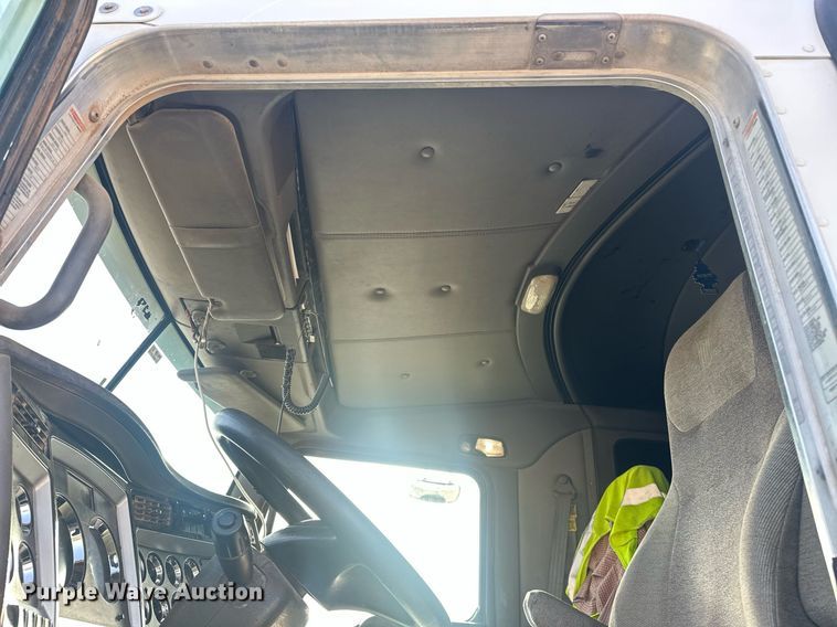 image for item EJ8661 2013 Kenworth T660 semi truck